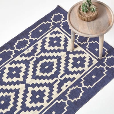 Homescapes Halmstad katoenen vloerkleed met geometrisch patroon in blauw en wit, 90 x 150 cm