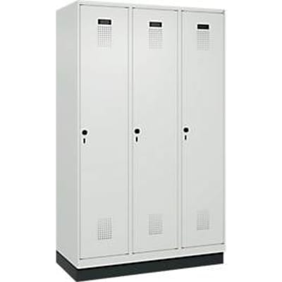 C+P Evolo Plus garderobekast, 3 vakken, 400 mm vakbreedte, met plint, rechts scharnierend, B 1200 x D 500 x H 1950 mm, draaischroef, lichtgrijs/lichtgrijs