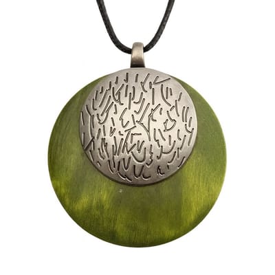 Groene ronde hanger ketting voor dames – zwart koord met metalen structuur design