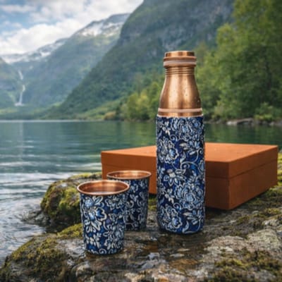 Puur koperen set van fles bloemenprint blauw/wit ± 950 ml met 2 rechte bekers (in fluwelen bewaardoos)