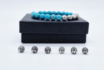 Handgemaakte Natuurstenen armband met metaal naam "Turkoois" - Met je naam of de naam van uw geliefde- 8 mm diameter van de korrel- Diameter armband 20 cm - Een mooi cadeau voor familie en vrienden