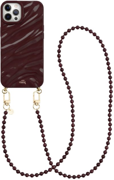xoxo Wildhearts Burgundy Glaze telefoonhoesje met koord - geschikt voor iPhone 12 Pro - Burgundy Muse (lang koord) - Dream hoesje met telefoonkoord - Glimmende silicone case met plooien - Kralenketting met gouden details - Bordeaux rood
