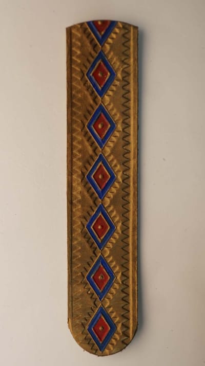 Leren beige boekenlegger indianen motief in de kleur goud, blauw, rood - bladwijzer indianen motieven - handgemaakte bladwijzer - bladlegger indiaanse figuurtjes - lederen leeswijzer voor boeken - leer leeslint met indianen motieven