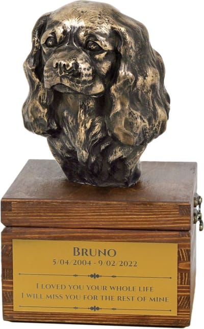 Cavalier King Charles Spaniel urn met gravure en hondensculptuur