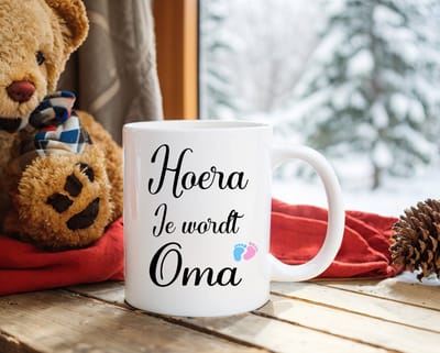 Koffiemok Hoera je wordt Oma Mok - Koffiemok - Quotes - 'Hoera je wordt oma' - Spreuken - Mokken - 350 ML - Beker - Koffiemokken - Theemok - Mok met tekst - Chocomelk mok