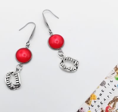 Jeannette-Creatief® - Halloween - Oorbellen Rood Zilver Draculatanden Dracula Gebit - Rode Oorbellen - Griezelen - Dracula - Tanden - Halloween oorbellen - Halloween Kostuum - Halloween Decoratie - Carnaval - Carnavalskleding