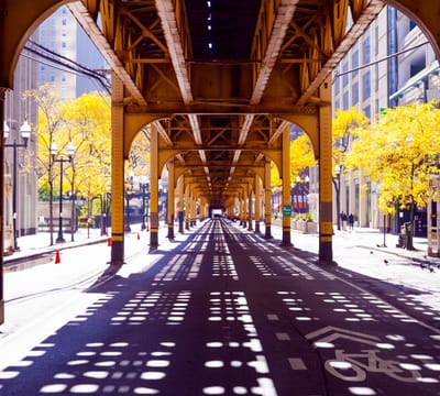 Een fietspad onder een spoorweg in Chicago stad - Fotobehang (in banen) - 250 x 260 cm