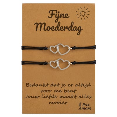 Moeder Dochter Armbandjes voor 2 "Fijne Moederdag" - Verbonden Hartjes - Moeder Kind Armbandjes met Persoonlijk Cadeau Kaartje voor mama - Zilverkleurig - Elastisch Verstelbaar - Pax Amare