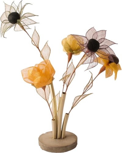 WinQ - Creatieve pijpvaas met Abaca Kunstbloemen - vaas goud met betonvoet - 5 takken bloemen