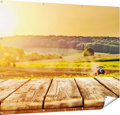 Gards Tuinposter Tractor in het Veld met Houten Planken - 150x120 cm - Tuindoek - Tuindecoratie - Wanddecoratie buiten - Tuinschilderij