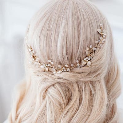 Elegante Bruidshaaraccessoire met Kristallen Bladeren en Parels voor Bruiloften en Feesten