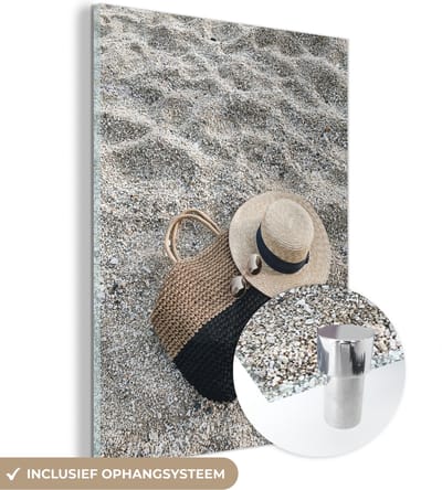 MuchoWow® Glasschilderij 120x160 cm - Schilderij acrylglas - Zomer - Strand - Hoed - Foto op glas - Schilderijen