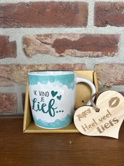 Creaties van hier – Mok Ik vind je lief met houten hartje – porselein – 9 cm – cadeau