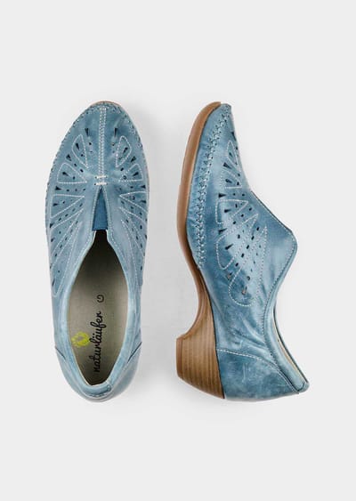 Pumps van geperforeerd leer - blauw - Gr. 36 van Goldner Fashion