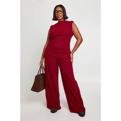 boohoo Dames Top met schoudervulling, geplooide details en asymmetrische zoom en wijde pijpenbroek | Bordeaux Rood | Maat: 44
