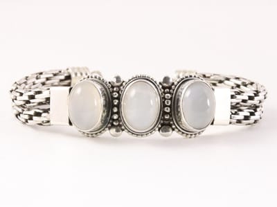 Zware gevlochten zilveren armband met witte agaat