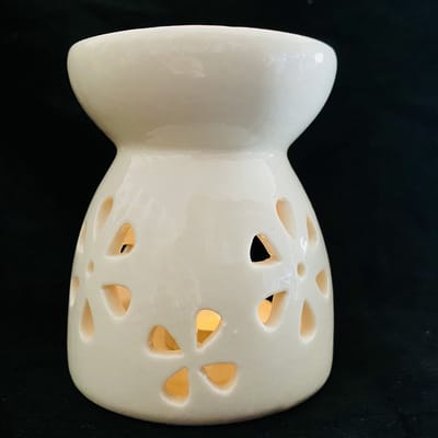 Oliebrander in wit keramiek met uitgesneden bloemen 9x7,5x7.5cm Aromabrander voor geurolie of wax smelt