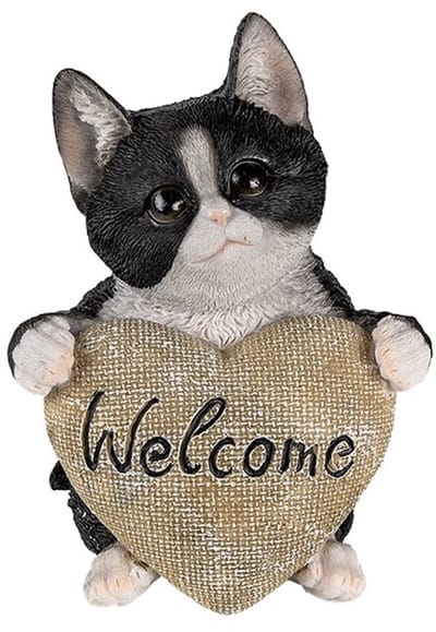 Een decoratieve kunststof kat met een hart waar welkom op staat 12x9x15cm. Deze lieve poes met kan goed bij de voordeur, in de slaapkamer, woonkamer of een andere kamer gezet worden. Mooi om voor uzelf te kopen of om cadeau te geven.