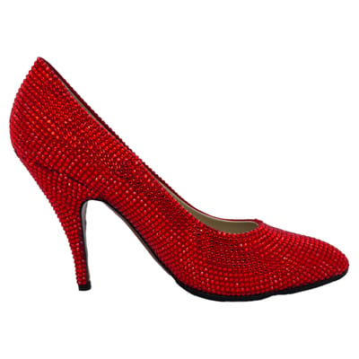 Ferragamo Red (1960) pumps met kristallen versiering in rood satijn.