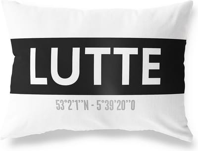 Tuinkussen LUTTE - OVERIJSSEL met coördinaten - Buitenkussen - Bootkussen - Weerbestendig - Jouw Plaats - Studio216 - Modern - Zwart-Wit - 50x30cm