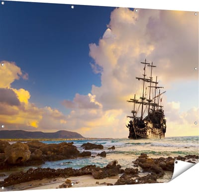 Gards Tuinposter Piratenschip aan de Kust bij Zonsondergang - 150x120 cm - Tuindoek - Tuindecoratie - Wanddecoratie buiten - Tuinschilderij