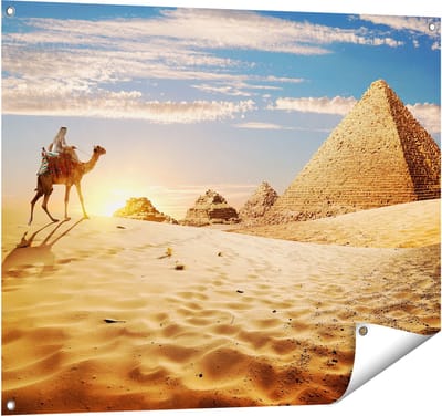 Gards Tuinposter Egyptische Piramides met een Kameel - 100x80 cm - Tuindoek - Tuindecoratie - Wanddecoratie buiten - Tuinschilderij
