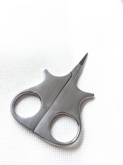 Borduurschaar met 6 punten om vast te houden voor extra accuraat knippen - Hoge kwaliteit borduurschaar roestvrijstaal met scherp blad - linkshandig en rechtshandig te gebruiken - schaar van 10,2 cm - Recht blad