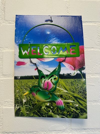 Metalen decoratie tuin hanger "welcome" kolibri - groen - hoogte 30 x 20 x1cm - Woonaccessoires - Decoratieve hangers - Tuinaccessoires