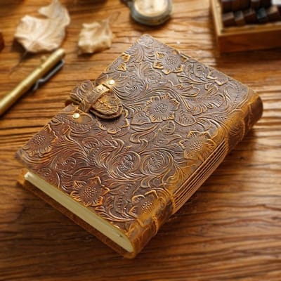 Handgemaakt Leren Notitieboek met 200 Vel (400 Pagina's) - Antiek Embossed Kraft Journal, Perfect voor Schrijvers en Reizigers, Luxe Notitieboek voor Creatieve Ideeën