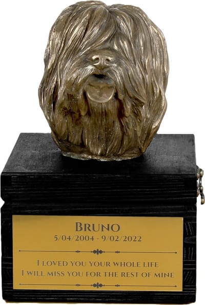 Urn hond met gravure en sculptuur van een Poolse Laaglandhond