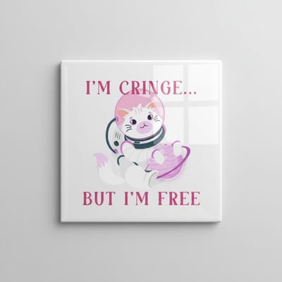 Schattige Ruimtekat Tegel 15×15 cm – “I’m Cringe but I’m Free” – Grappige Decoratieve Keramische Wandtegel Cadeau