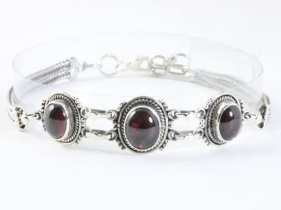 Bewerkte zilveren armband met granaat