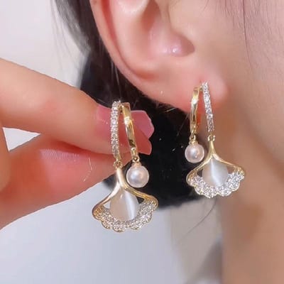 Atic afslankende magnetische oorbellen voor vrouwen met sprankelende strass steentjes en kwartssteen. brown