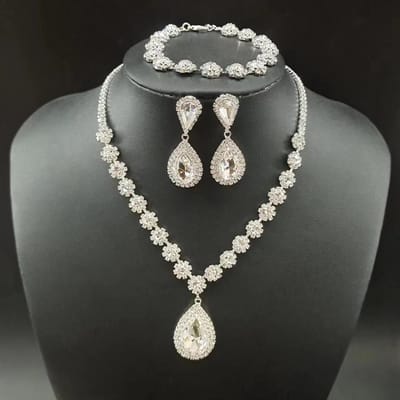 Mode Strass Bloemen Ketting Oorbellen Armband Drie Delen Bruiloft Bruids Sieraden Set