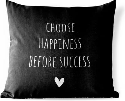 Sierkussen Buiten - Engelse quote "Choose happiness before succes" met een hartje voor een zwarte achtergrond - 60x60 cm - Weerbestendig