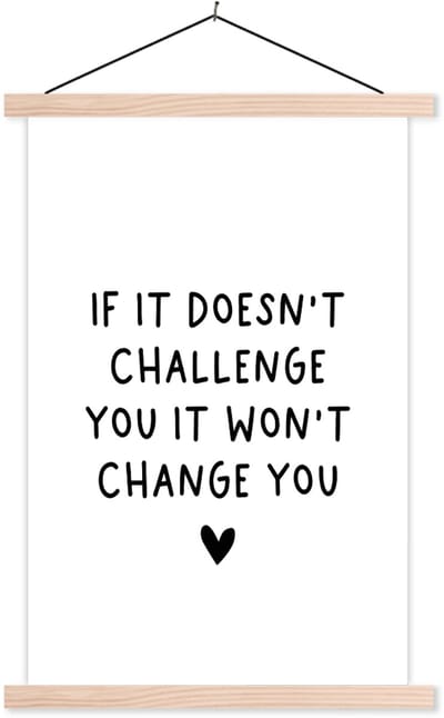 Posterhanger incl. Poster 40x60 cm - Schoolplaat - Engelse quote "If it doesn't challenge you it won't change you" op een witte achtergrond - Textielposter - Blanke latten