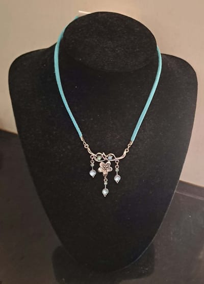 Blauwe suede ketting met bloem en blauwe kraaltjes | Ketting | Lente | Blauw