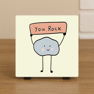 Wenstegel “You Rock” – Schattige Cartoon Steen – Motiverend Cadeau – Spreuktegel – Stijlvolle Woondecoratie met Boodschap – Trendy nu– Hip trendy tegeltje – Cadeau – Zomaar – Decoratief Tegeltje met Standaard – Cadeau Idee
