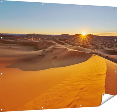 Gards Tuinposter Woestijn in de Sahara met een Opkomende Zon - 150x120 cm - Tuindoek - Tuindecoratie - Wanddecoratie buiten - Tuinschilderij