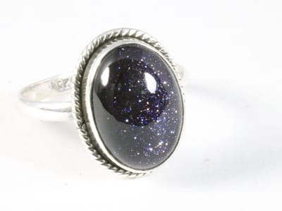 Bewerkte ovale zilveren ring met blauwe zonnesteen - maat 18