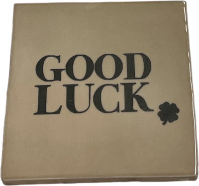 Hippe tegeltje met tekst: Good Luck | Beige met charcoal grijs | Gepersonaliseerde cadeau | Hippe Spreuktegel | Nieuwe woning cadeau | Housewarming cadeau