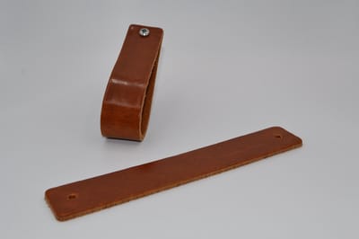 Leren handgrepen per stuk. Cognac Maat XL 21X3cm Italiaans vol nerf leder incl. stoere 26mm schroeven.