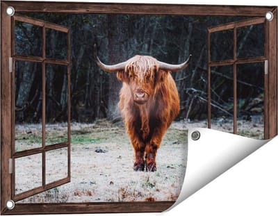 Gards Tuinposter Doorkijk Schotse Hooglander bij het Bos - 60x40 cm - Tuindoek - Tuindecoratie - Wanddecoratie buiten - Tuinschilderij