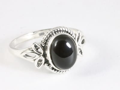 Fijne bewerkte zilveren ring met onyx - maat 19.5