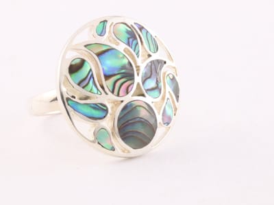 Ronde opengewerkte zilveren ring met abalone schelp - maat 18.5