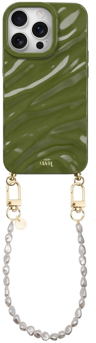 xoxo Wildhearts Glaze Cord Case Groen - Geschikt voor iPhone 16 Pro Max - Pearlfection - Kort koord - Glimmend siliconen telefoonhoesje met plooien - Dream hoesje met koord - Parelketting - Telefoonkoord