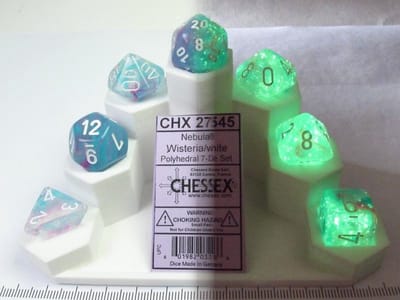 Chessex Nebula Wisteria/white Luminary Polydice Dobbelsteen Set (7 stuks)