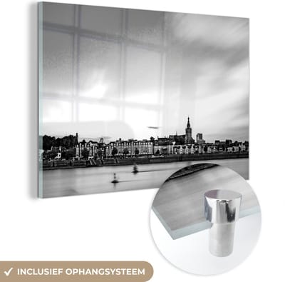 MuchoWow® Glasschilderij 30x20 cm - Schilderij acrylglas - Uitzicht op de Waal en de Nederlandse stad Nijmegen - zwart wit - Foto op glas - Schilderijen