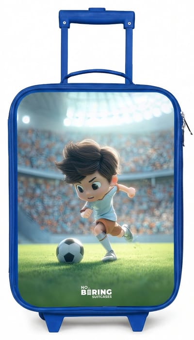 NoBoringSuitcases.com® - Kinderkoffer blauw - Kindertrolley jongen - Jongen - Voetbal - Stadion - Zonlicht - Koffer kind lichtgewicht - Reiskoffer trolley voor kinderen - Koffertje met lichtgevende wieltjes - Rolkoffer