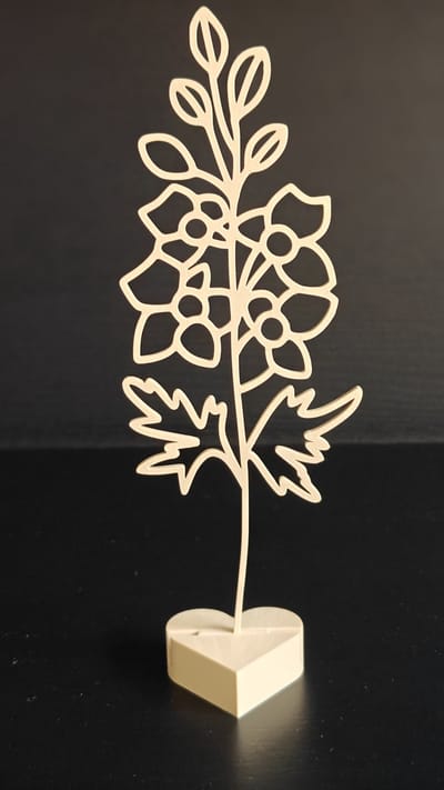 Geboortebloem Juli – Ridderspoor | Levensbloem beige op hartvormige standaard (22 cm)